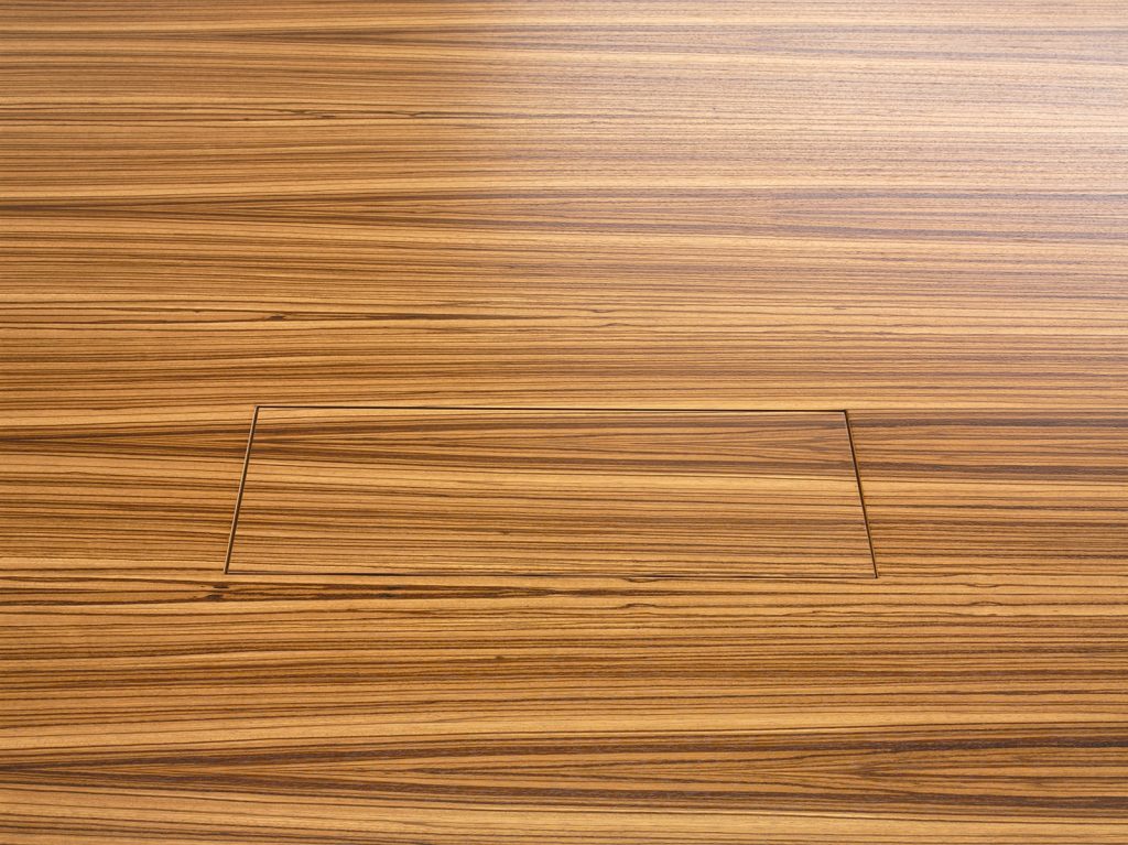 Technikanschlüsse in Tischfläche integriert als Schiebeplatte