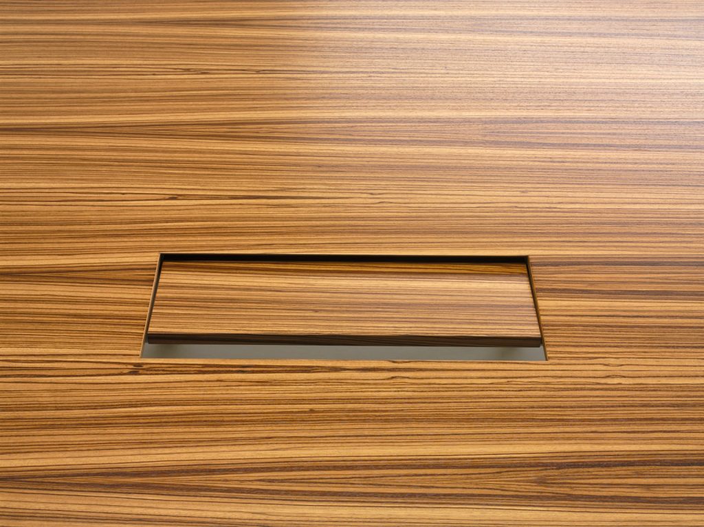 Technikanschlüsse in Tischfläche integriert als Schiebeplatte oder mit Klappmechanismus